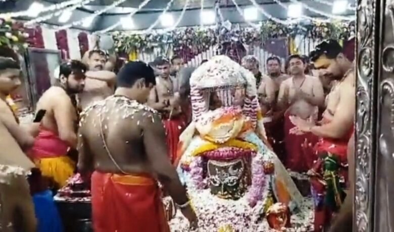महाकाल के साथ भक्तों ने खेली फूलों की होली, देखें वीडियो