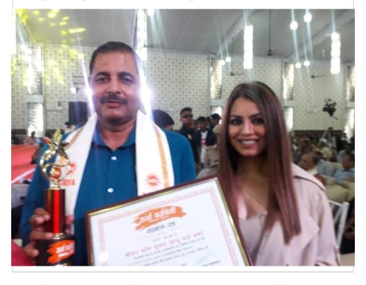 पार्क होते हुए रामगढ़ ताल तक सफाई के सफर में प्यार से लोगों ने "झाडू बाबा" बना दिया