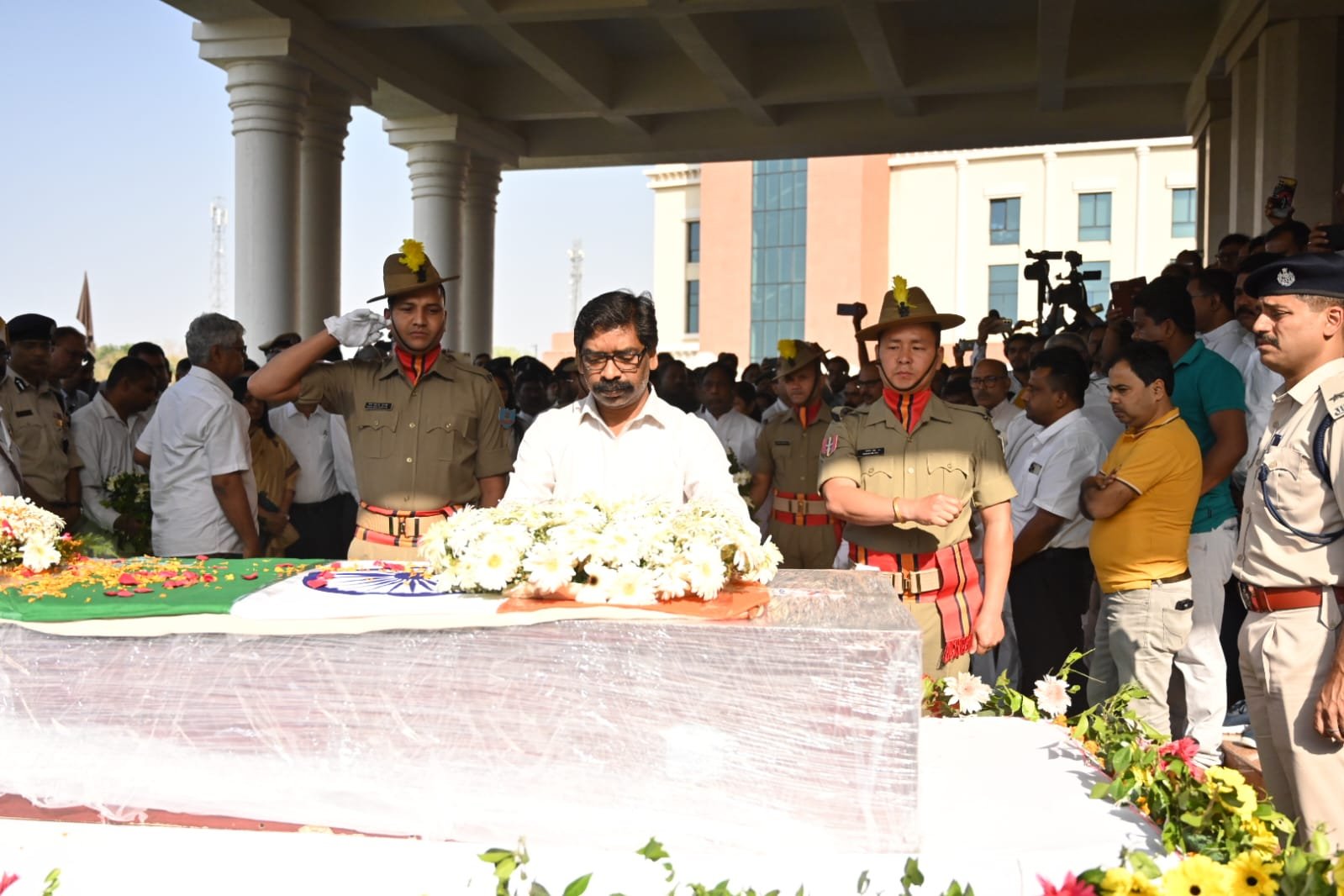 विधानसभा में अंतिम दर्शन को रखा गया दिवंगत शिक्षा मंत्री जगरनाथ महतो का पार्थिव शरीर