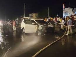 चलती इनोवा कार बनी आग का गोला
