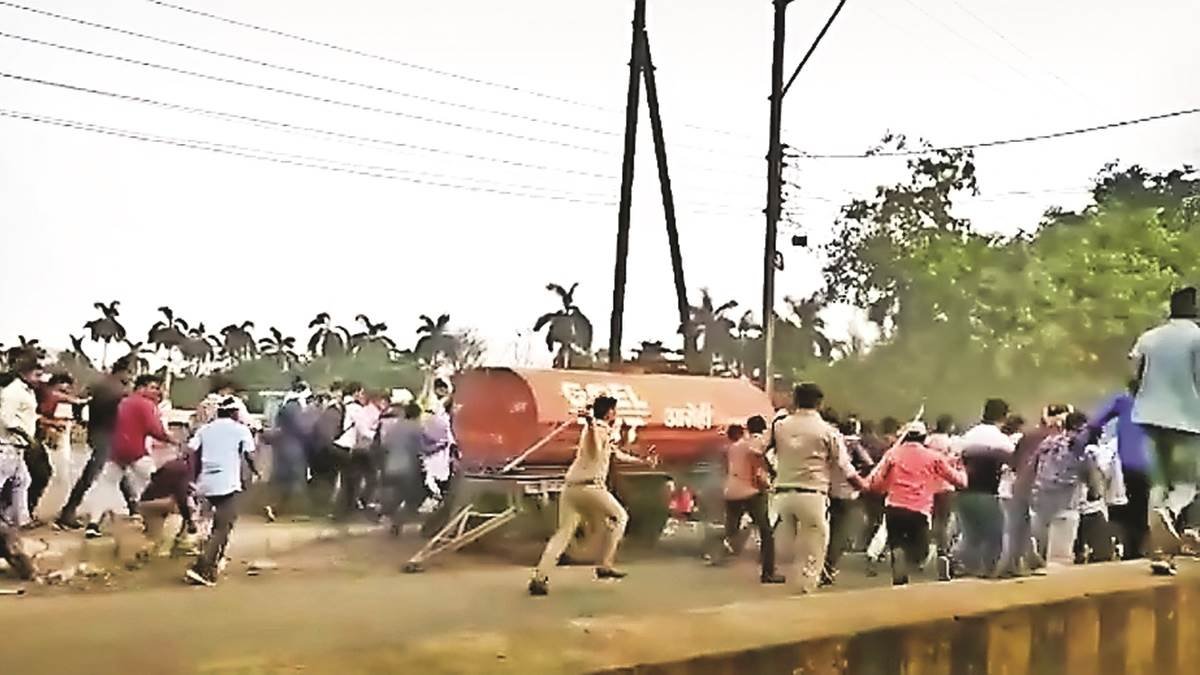 बेरोजगारों का बड़ा प्रदर्शन, पुलिस ने बरसाई लाठियां, 10 गिरफ्तार