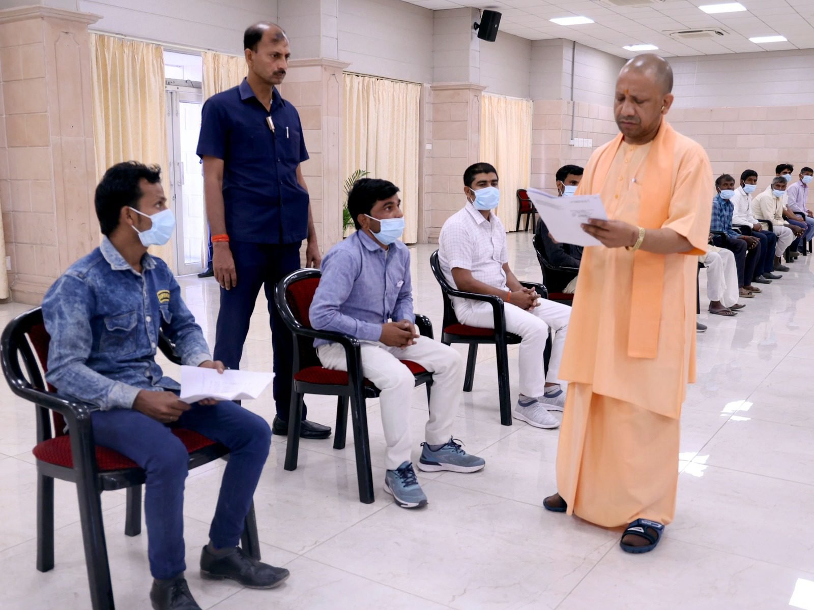 जनता की सुनें अधिकारी, सुनिश्चित हो कार्यवाहीः सीएम योगी