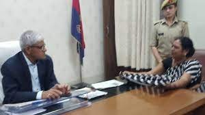 गिरफ्तारी की मांग को लेकर सीपी से मिली आकांक्षा की मां
