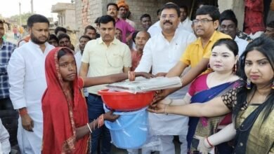 वैशाली में जंदाहा मिति ने अग्निकांड से पीड़ित परिवार के बीच राहत सामग्री का वितरण किया