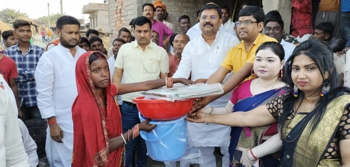 वैशाली में जंदाहा मिति ने अग्निकांड से पीड़ित परिवार के बीच राहत सामग्री का वितरण किया