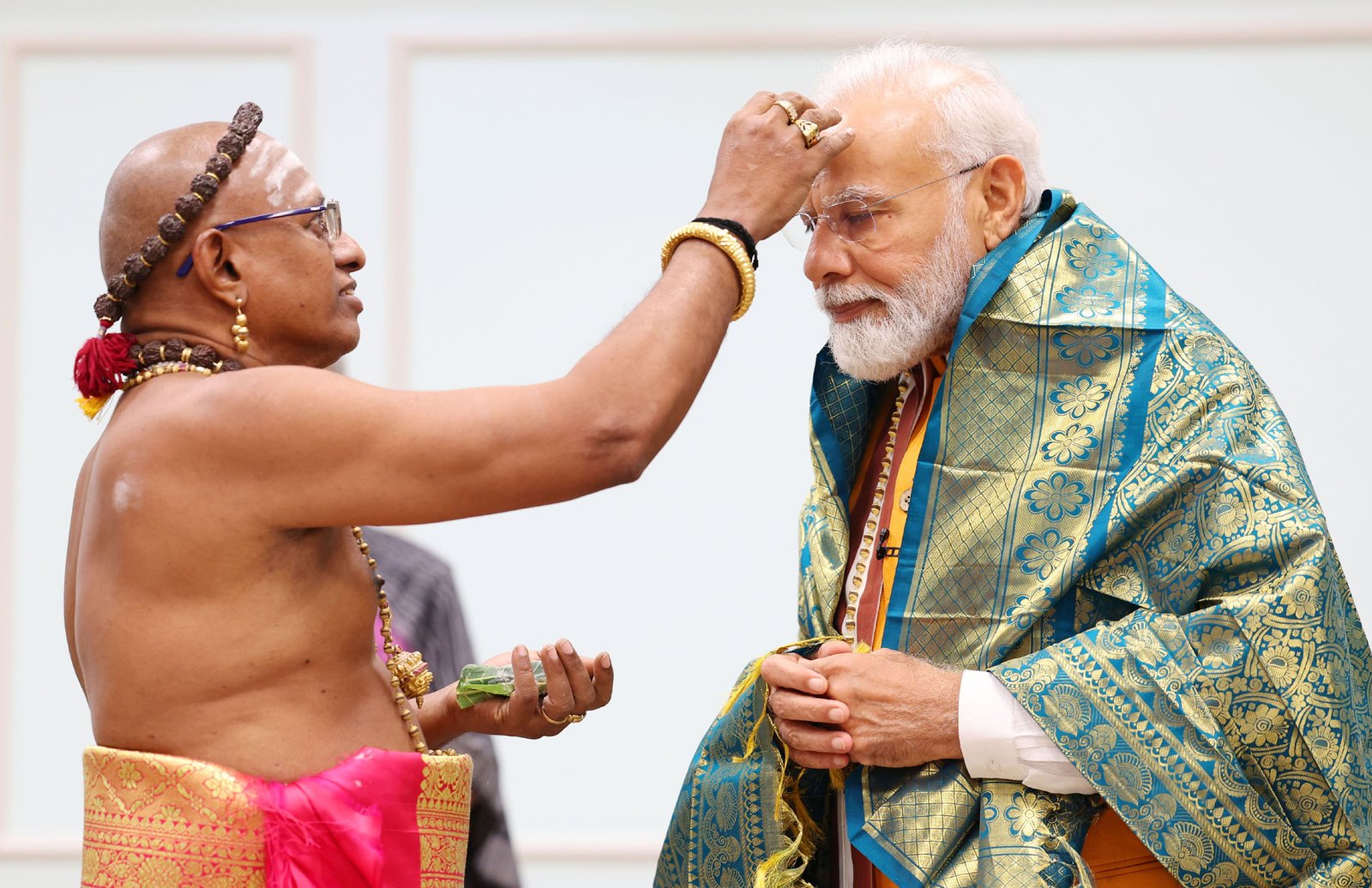 मोदी ने सेंगोल के संरक्षक आदिनम संतों से लिया आशीर्वाद