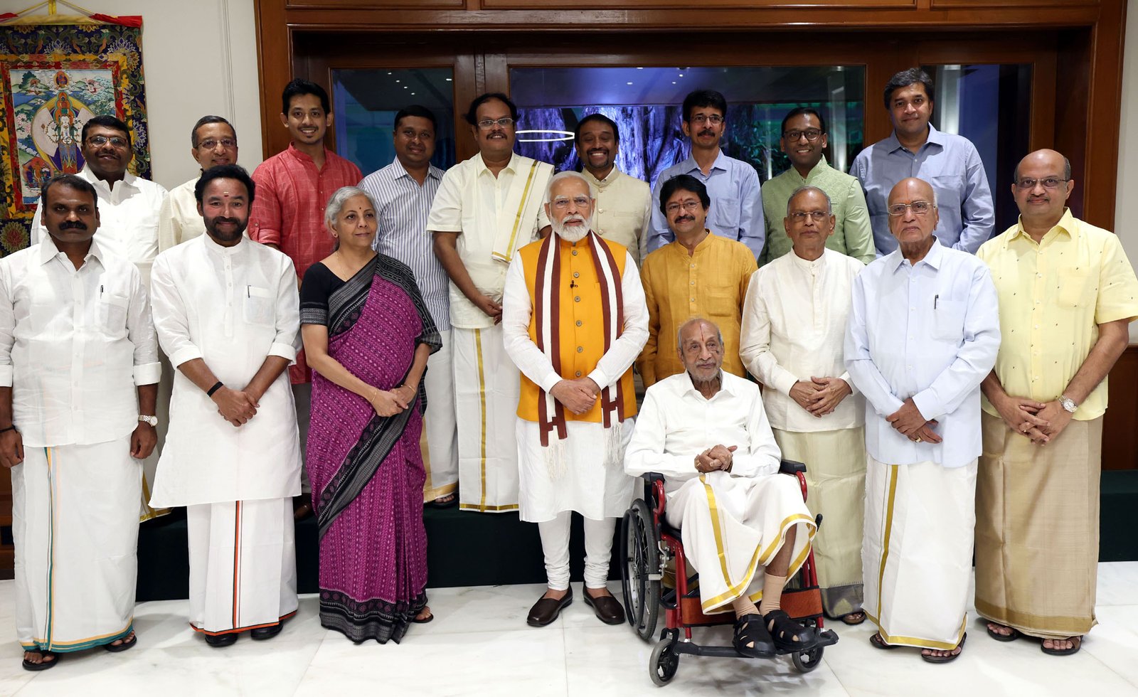 मोदी ने सेंगोल के संरक्षक आदिनम संतों से लिया आशीर्वाद