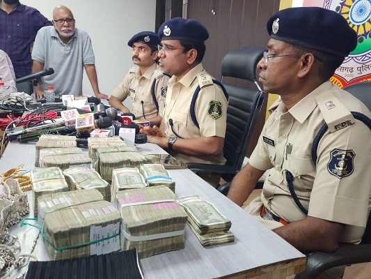 महिला ठेकेदार के घर चोरी, 42 लाख रूपए नगद, लाखों के जेवर जब्त