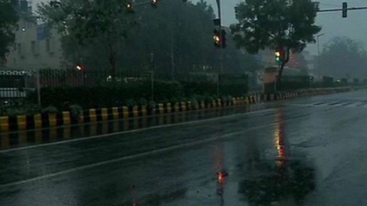 दिल्ली-एनसीआर में तेज हवा के साथ भारी बारिश, उड़ानों पर असर