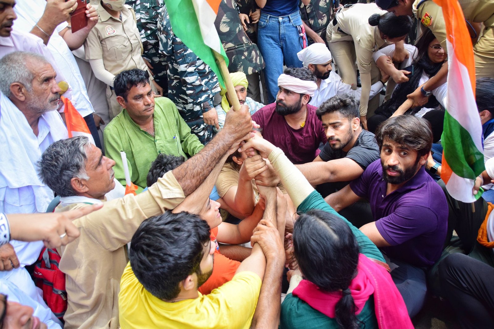 पहलवान गिरफ्तार, पुलिस ने प्रदर्शन स्थल से तंबू उखाड़े