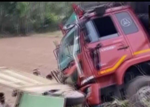 मुरादाबाद में पिकअप वैन और ट्रक की टक्कर, 8 लोगों की मौत