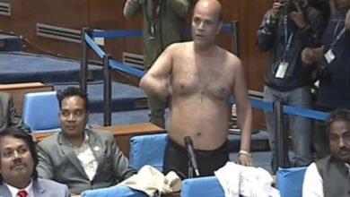 नेपाल के सांसद ने बोलने का समय नहीं दिए जाने पर सदन में उतारे कपड़े