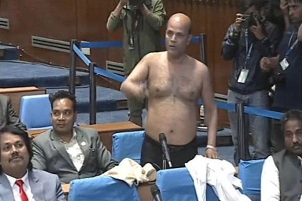 नेपाल के सांसद ने बोलने का समय नहीं दिए जाने पर सदन में उतारे कपड़े