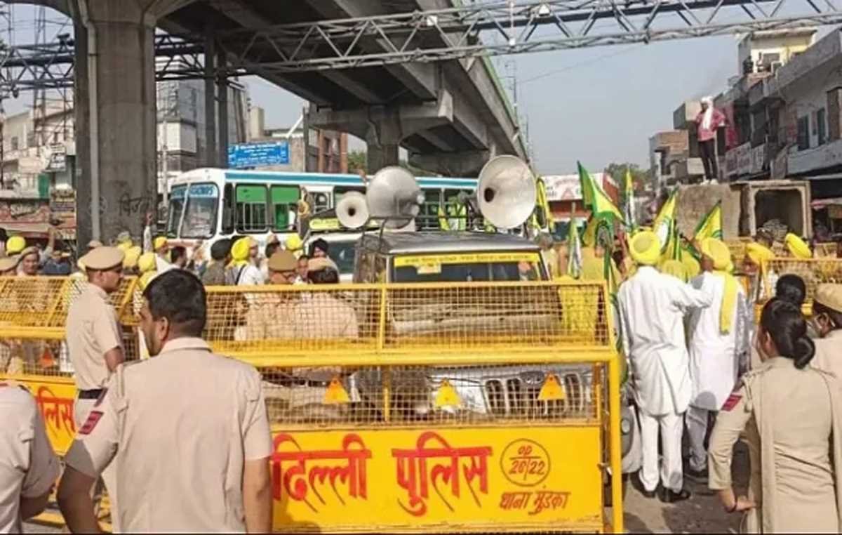 जंतर-मंतर पर पहलवानों के समर्थन में आये किसानों ने पुलिस बैरिकेड तोड़ा