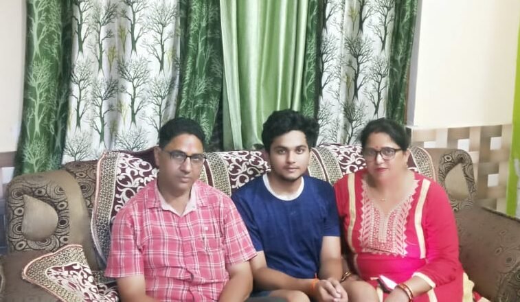 कछला के गंगा घाट पर आरती करने वाले विभु ने पास की नीट परीक्षा