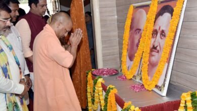 टिफिन सहभोज में सामान्य कार्यकर्ता की तरह दिखे सीएम योगी,खुद अपना टिफिन लेकर आए थे मुख्यमंत्री