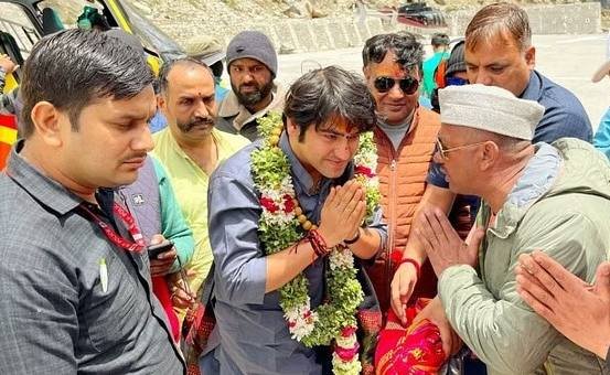 पंडित धीरेंद्र शास्त्री पहुंचे बद्रीनाथ धाम, पूजा अर्चना कर लिया आशीर्वाद