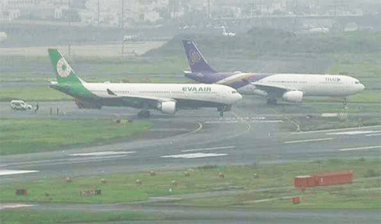 जापान में हनेडा हवाई अड्डे पर दो विमान टकराये