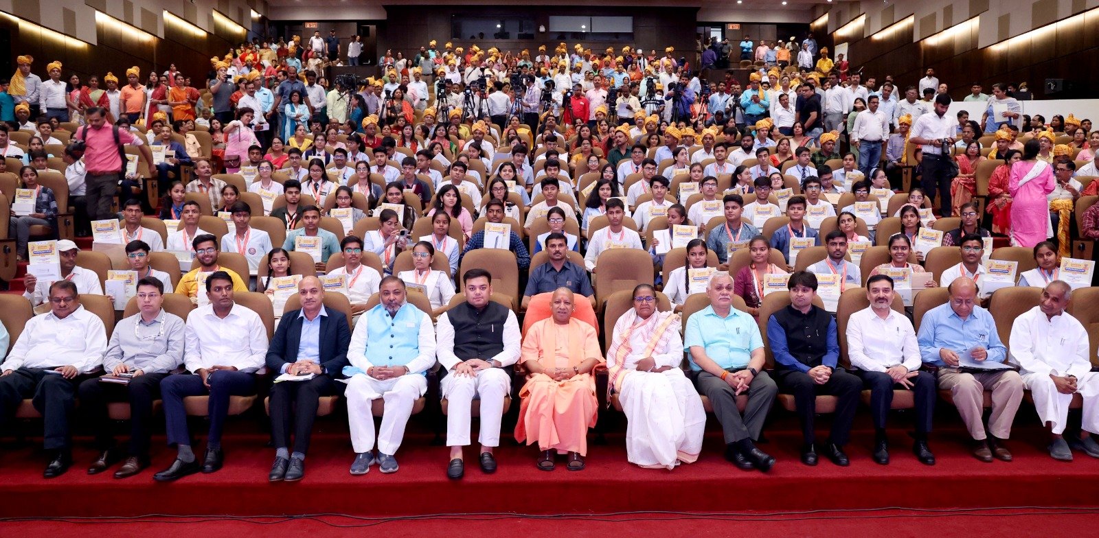 सीएम ने 18 राजकीय माध्यमिक विद्यालयों के भवनों व 125 विज्ञान प्रयोगशालाओ का लोकार्पण एवं 1745 मेधावी विद्यार्थियों को किया सम्मानित