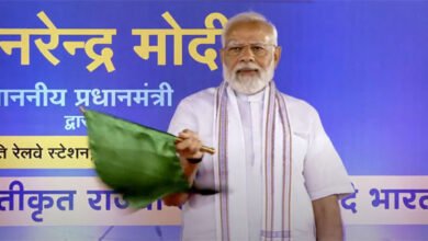 मोदी ने दो वंदे भारत ट्रेनों को हरी झंडी दिखाकर रवाना किया