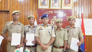 आग से घिरी महिला सहित दो बच्चियों की जान बचाने वाले चार पुलिसकर्मियों को एडीजी ने किया सम्मानित