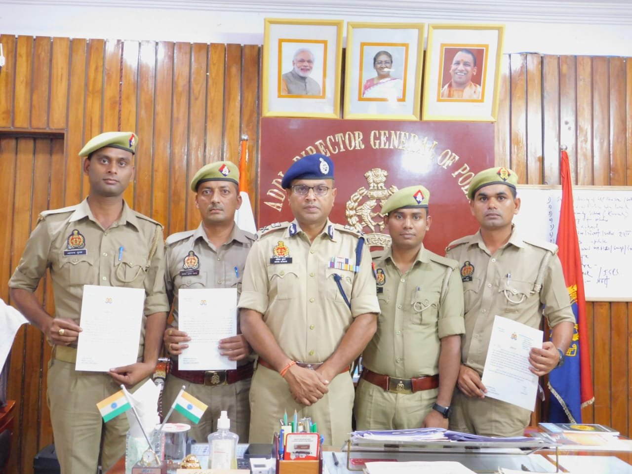 आग से घिरी महिला सहित दो बच्चियों की जान बचाने वाले चार पुलिसकर्मियों को एडीजी ने किया सम्मानित