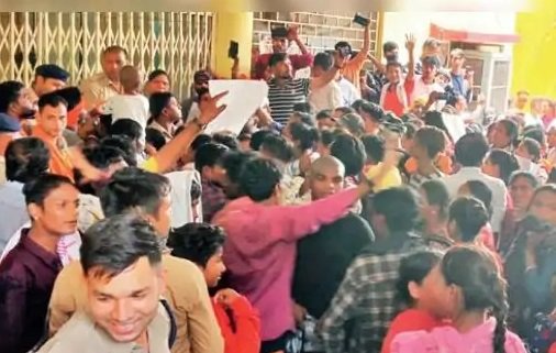 युवती की संदिग्ध मौत- बस्ती वालों ने घेरा थाना- किया चक्काजाम