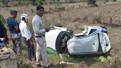 खंबे से टकराई कार : आबकारी अधिकारी की मौत- पत्नी गंभीर