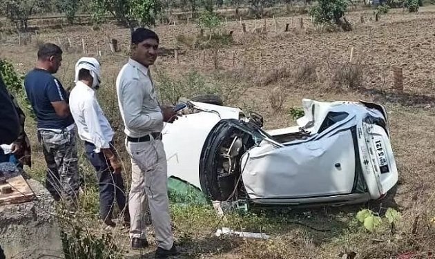 खंबे से टकराई कार : आबकारी अधिकारी की मौत- पत्नी गंभीर