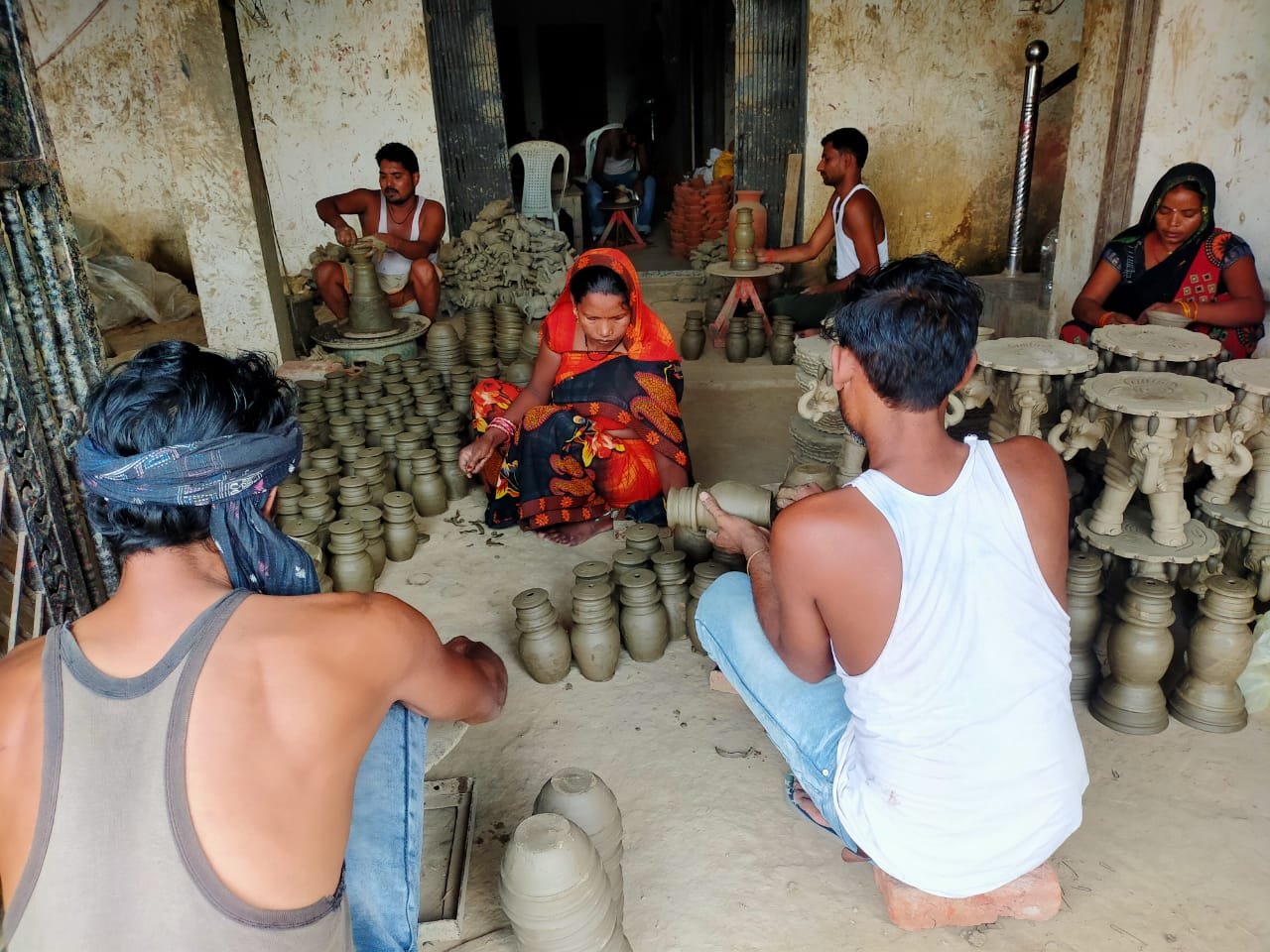टेराकोटा शिल्पकारों के पास अभी से दशहरा-दिवाली के ऑर्डर की भरमार.काम की प्रचुरता से शिल्पकार नहीं ले रहे नए ऑर्डर.