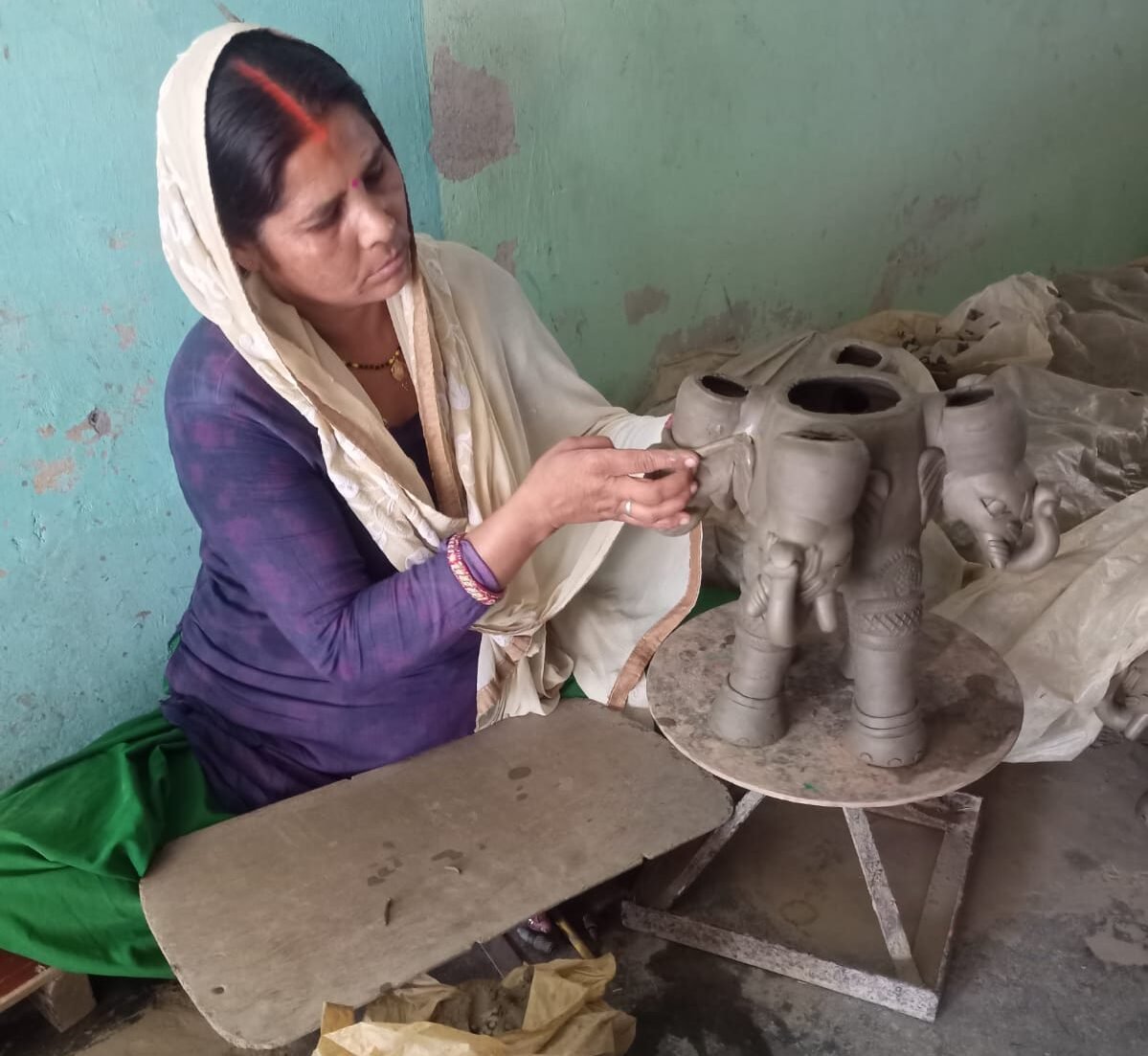 टेराकोटा शिल्पकारों के पास अभी से दशहरा-दिवाली के ऑर्डर की भरमार.काम की प्रचुरता से शिल्पकार नहीं ले रहे नए ऑर्डर.