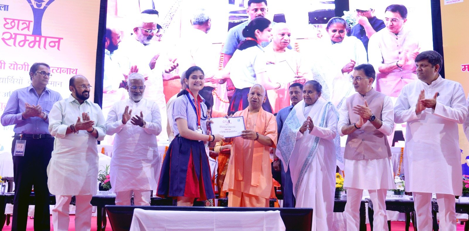 शिक्षा के प्रति भक्ति का भाव हो, नंबरों का अहंकार ना पालें : योगी आदित्यनाथ