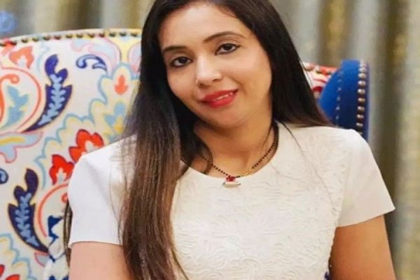 अभिषेक बनर्जी की पत्नी व बच्चों को दुबई की फ्लाइट में सवार होने से रोका