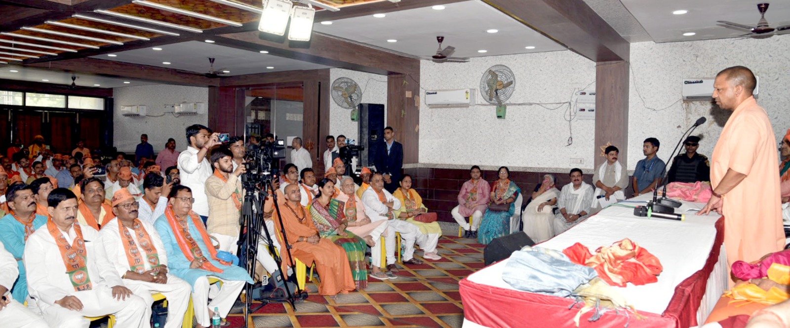 संसद में पीएम करते हैं काशी का प्रतिनिधित्व तो दुनिया में बढ़ा है इसका आकर्षण