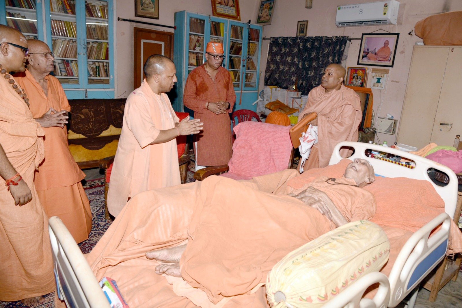 माननीय मुख्यमंत्री योगी आदित्यनाथ जी ने रविवार को कैलाश मठ, वाराणसी में 102 वर्षीय महामंडलेश्वर स्वामी रामचंद्र गिरी से मुलाकात कर उनकी कुशलक्षेम पूछी।