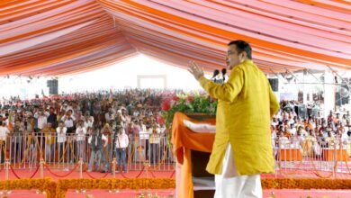 मुख्यमंत्री योगी आदित्यनाथ और माननीय केंद्रीय सड़क परिवहन एवं राजमार्ग मंत्री नितिन गडकरी सोमवार को जनपद देवरिया में 5 राष्ट्रीय राजमार्ग परियोजनाओं का शिलान्यास करते एवं सभा को सम्बोधित करते हुए।
