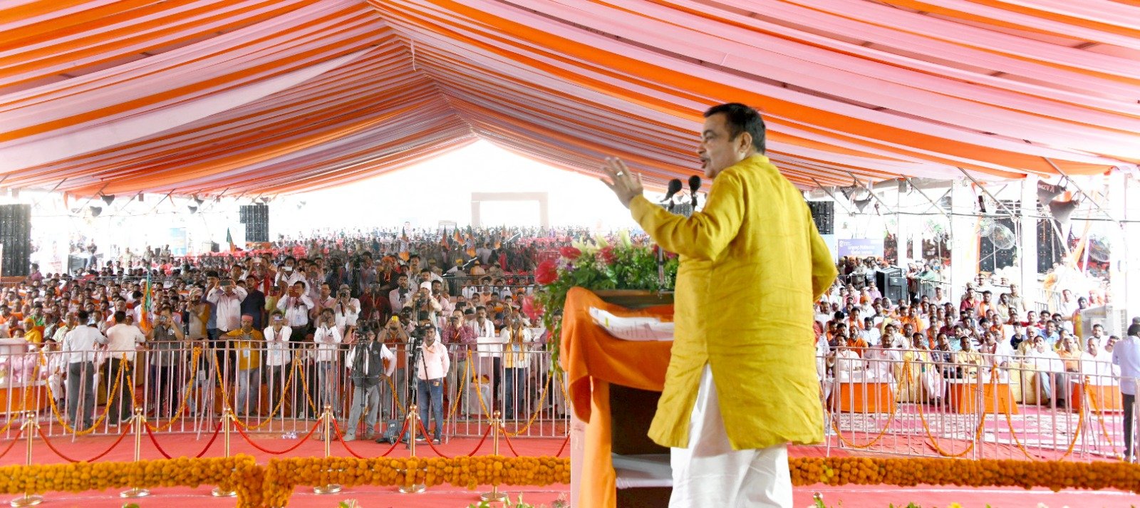 मुख्यमंत्री योगी आदित्यनाथ और माननीय केंद्रीय सड़क परिवहन एवं राजमार्ग मंत्री नितिन गडकरी सोमवार को जनपद देवरिया में 5 राष्ट्रीय राजमार्ग परियोजनाओं का शिलान्यास करते एवं सभा को सम्बोधित करते हुए।