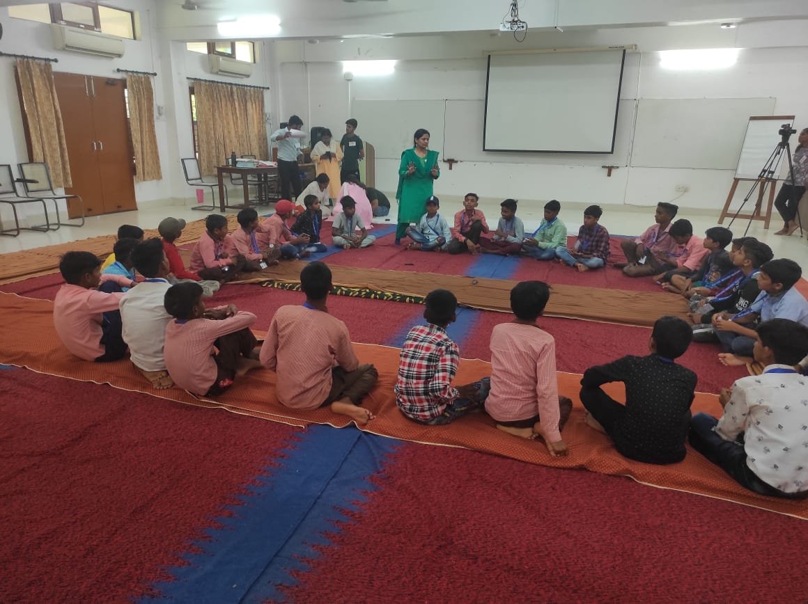 लैंगिक न्याय व समानता पर लड़कों को जागरूक कर रही योगी सरकार