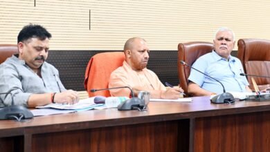 वाराणसी पहुंचे मुख्यमंत्री, मुख्य सचिव सहित अफसरों संग की समीक्षा बैठक.सीएम ने की बनारस में गतिमान प्रोजेक्ट्स की समीक्षा, जी-20 बैठक को लेकर भी दिये निर्देश.