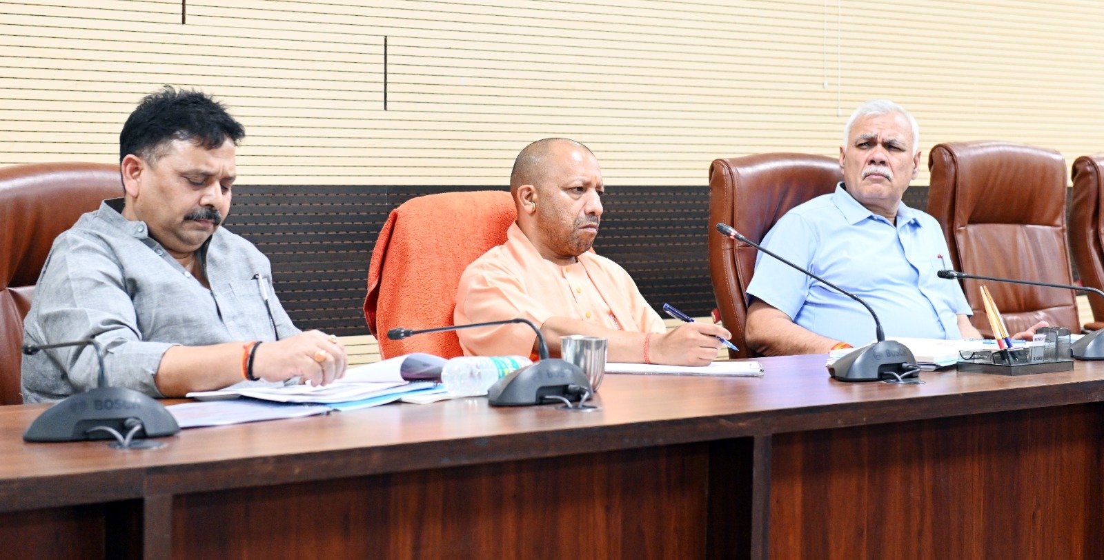 वाराणसी पहुंचे मुख्यमंत्री, मुख्य सचिव सहित अफसरों संग की समीक्षा बैठक.सीएम ने की बनारस में गतिमान प्रोजेक्ट्स की समीक्षा, जी-20 बैठक को लेकर भी दिये निर्देश.