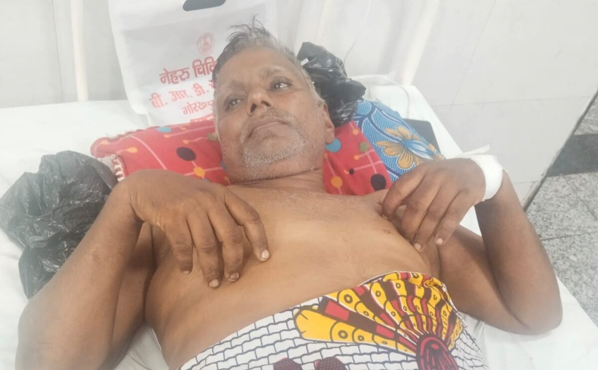 मुनीब को बदमाशों ने मारा चाकू, हालत गंभीर