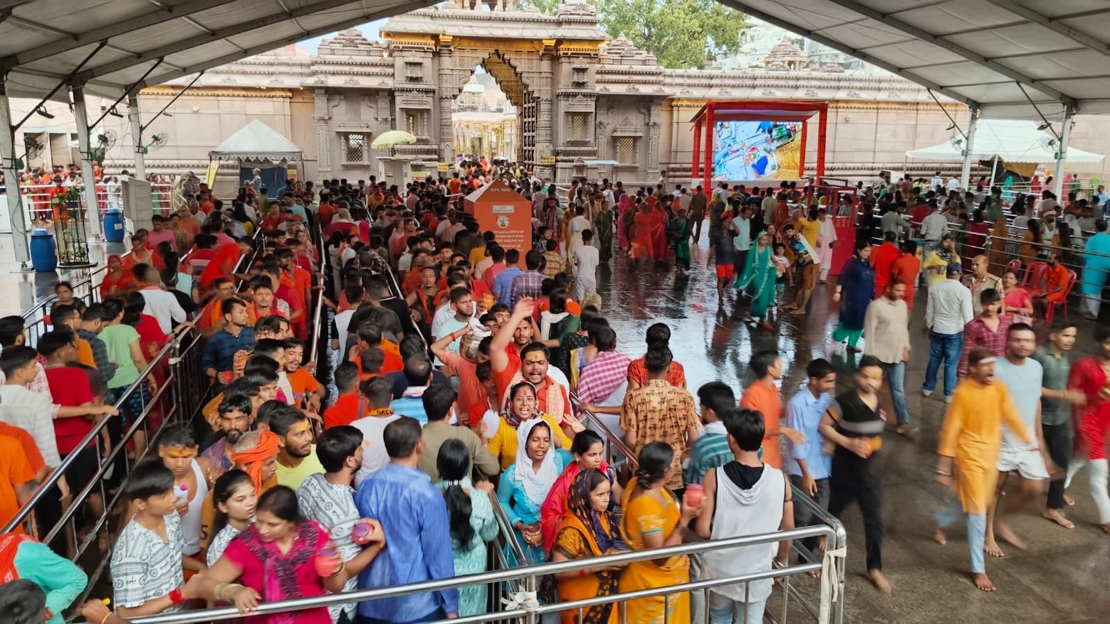 काशी की धरा पर आस्था का जनसैलाब