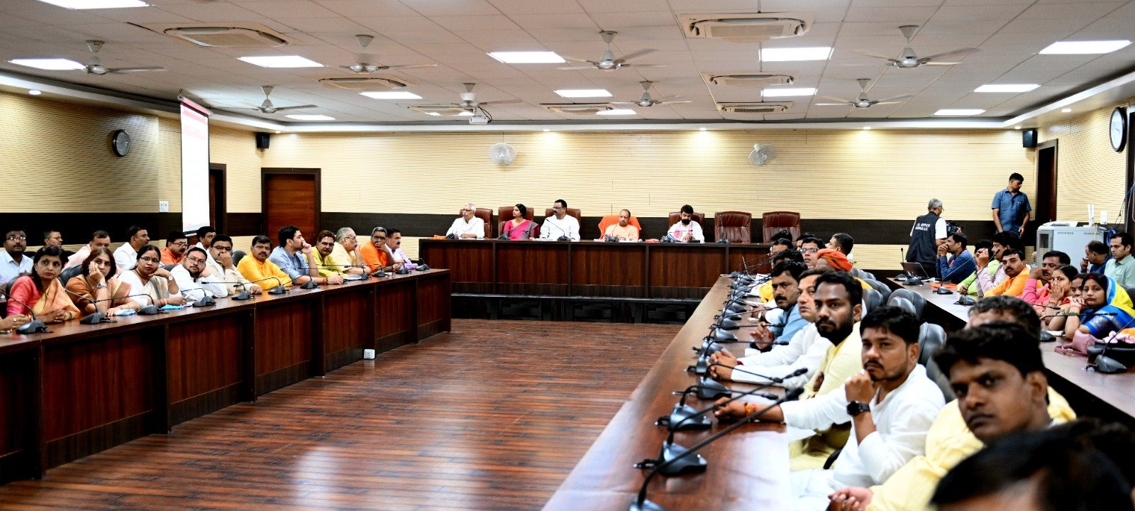 नगर को पूरी तरह प्लास्टिक फ्री करें और प्लास्टिक एवं उसके उत्पादों को पूरी तरह प्रतिबंधित किया जाए : योगी आदित्यनाथ