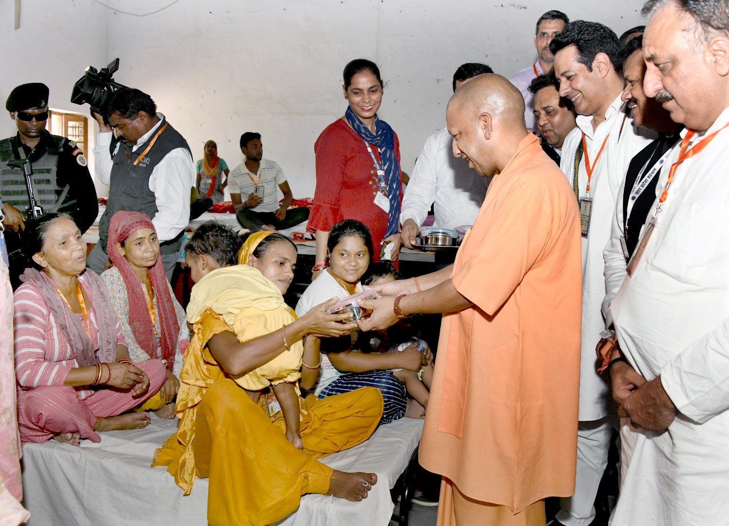 चिलकाना और जेवी जैन डिग्री कॉलेज में मुख्यमंत्री ने किया बाढ़ राहत शिविरों का निरीक्षण