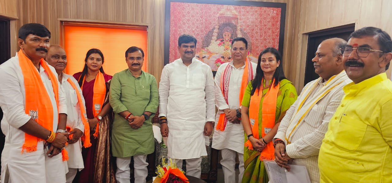 पूर्व मंत्री, विधायक व विधायक प्रत्याशी ने छोड़ा अखिलेश का साथ.भाजपा का बढ़ा कुनबा, प्रदेश अध्यक्ष ने दिलाई सदस्यता,.जौनपुर और वाराणसी के दिग्गज नेता भाजपा में हुए शामिल .