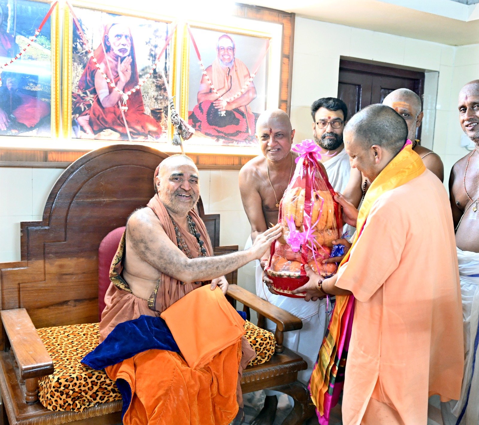 मुख्यमंत्री ने कांची कामकोटि पीठाधीश्वर जगद्गुरु परम् श्री शंकर विजयेन्द्र सरस्वती से मुलाकात कर पूछा कुशलक्षेम