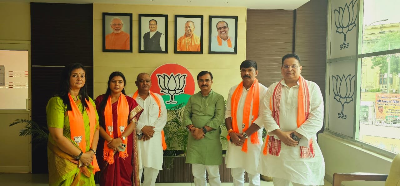 पूर्वांचल में सपा को करारा झटका, टूटे कई दिग्गज