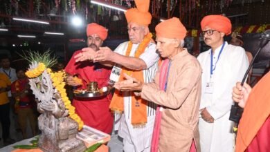 सिन्हा ने अमरनाथ यात्रियों के पहले जत्थे को हरी झंडी दिखाकर रवाना किया