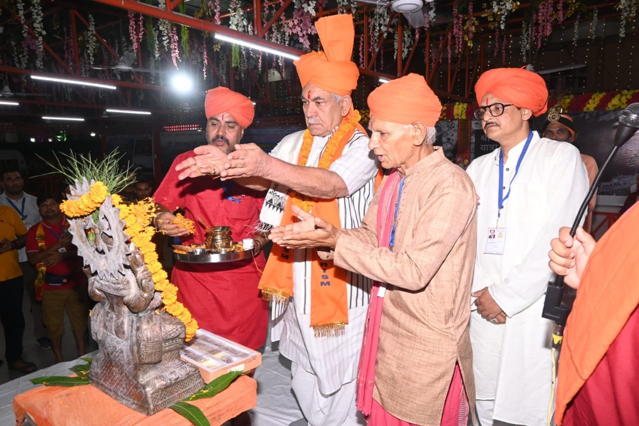सिन्हा ने अमरनाथ यात्रियों के पहले जत्थे को हरी झंडी दिखाकर रवाना किया