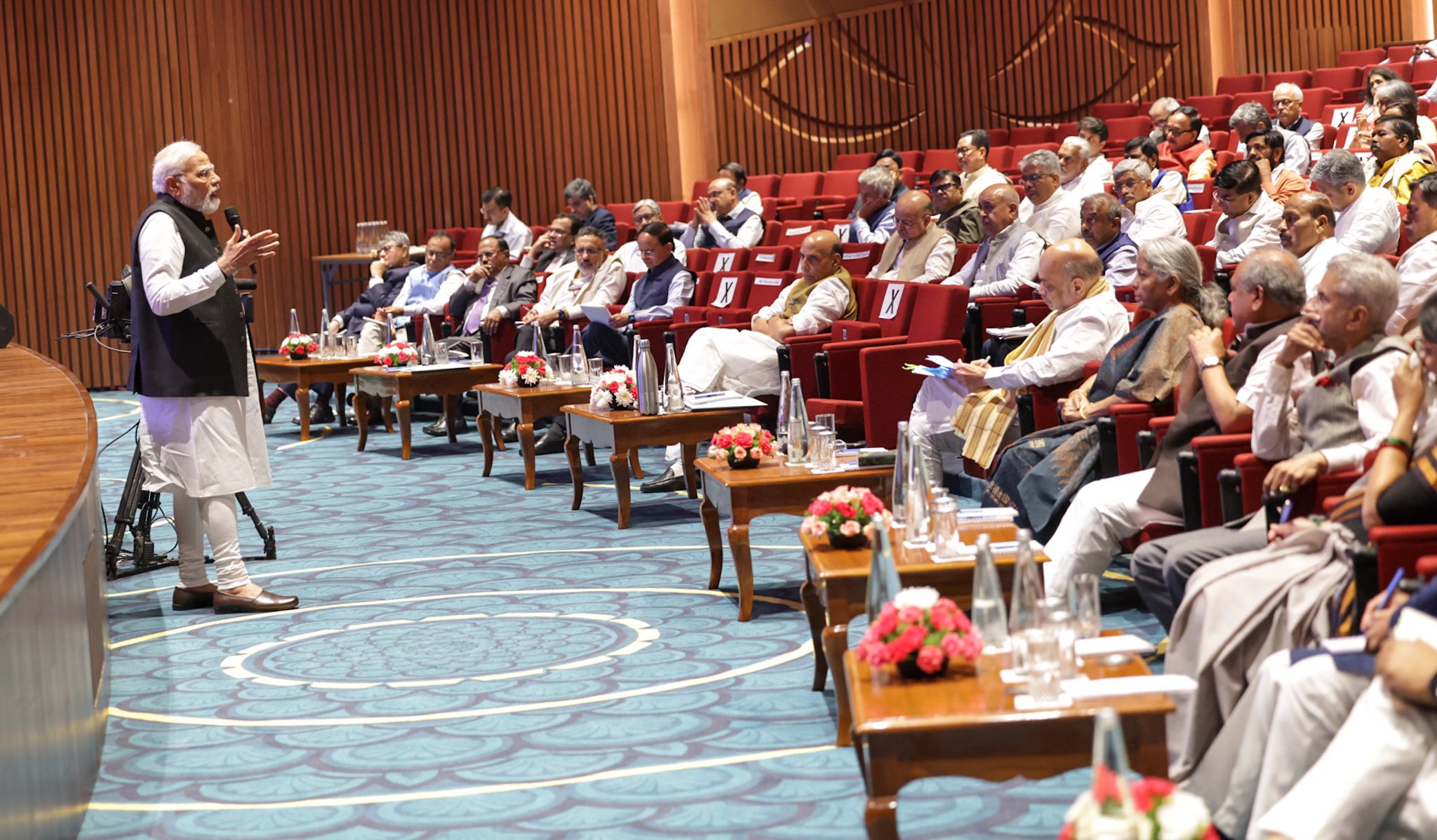 मंत्रिमंडल के पुनर्गठन की अटकलों के बीच मोदी ने की मंत्रिपरिषद के सदस्यों के साथ नीतिगत मुद्दों चर्चा